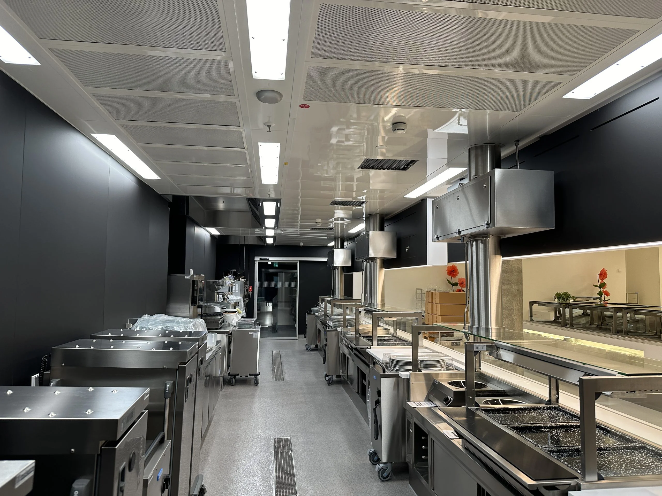 Bucatarie comerciala in care au fost instalate plafoane de ventilatie produse de Rentschler REVEN